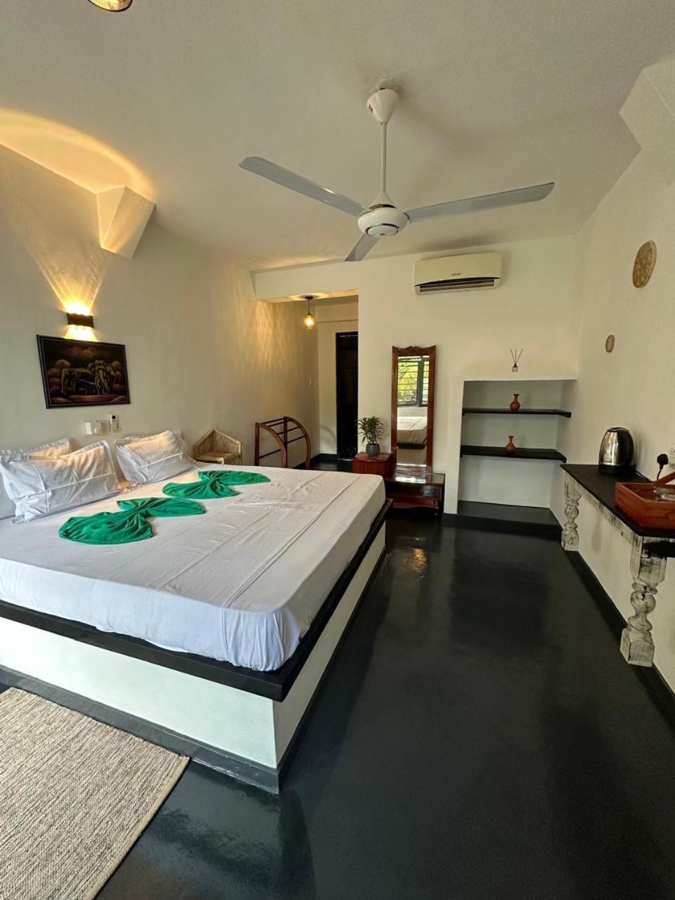 White Hill Hotel Унаватуна Екстериор снимка