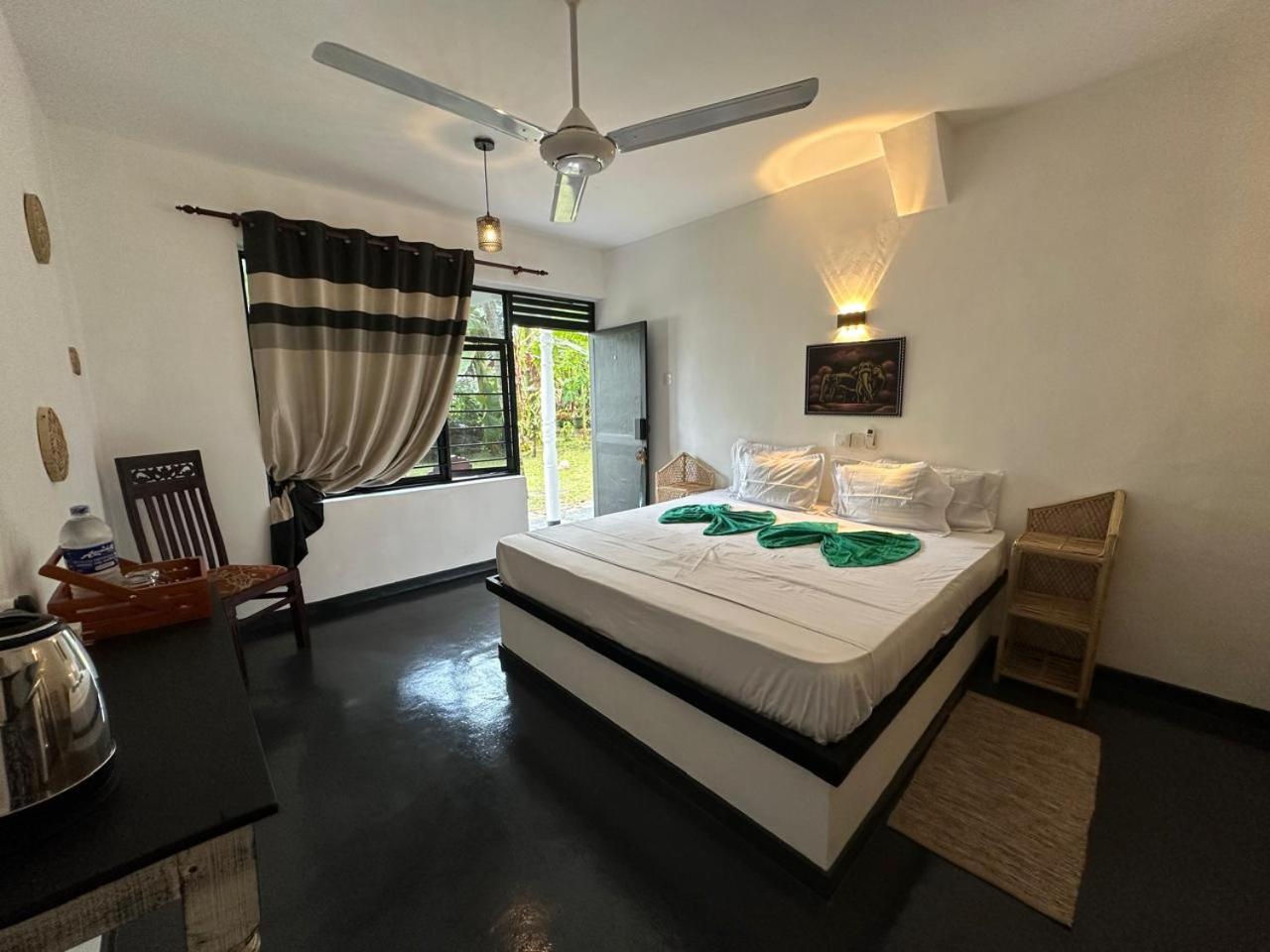 White Hill Hotel Унаватуна Екстериор снимка